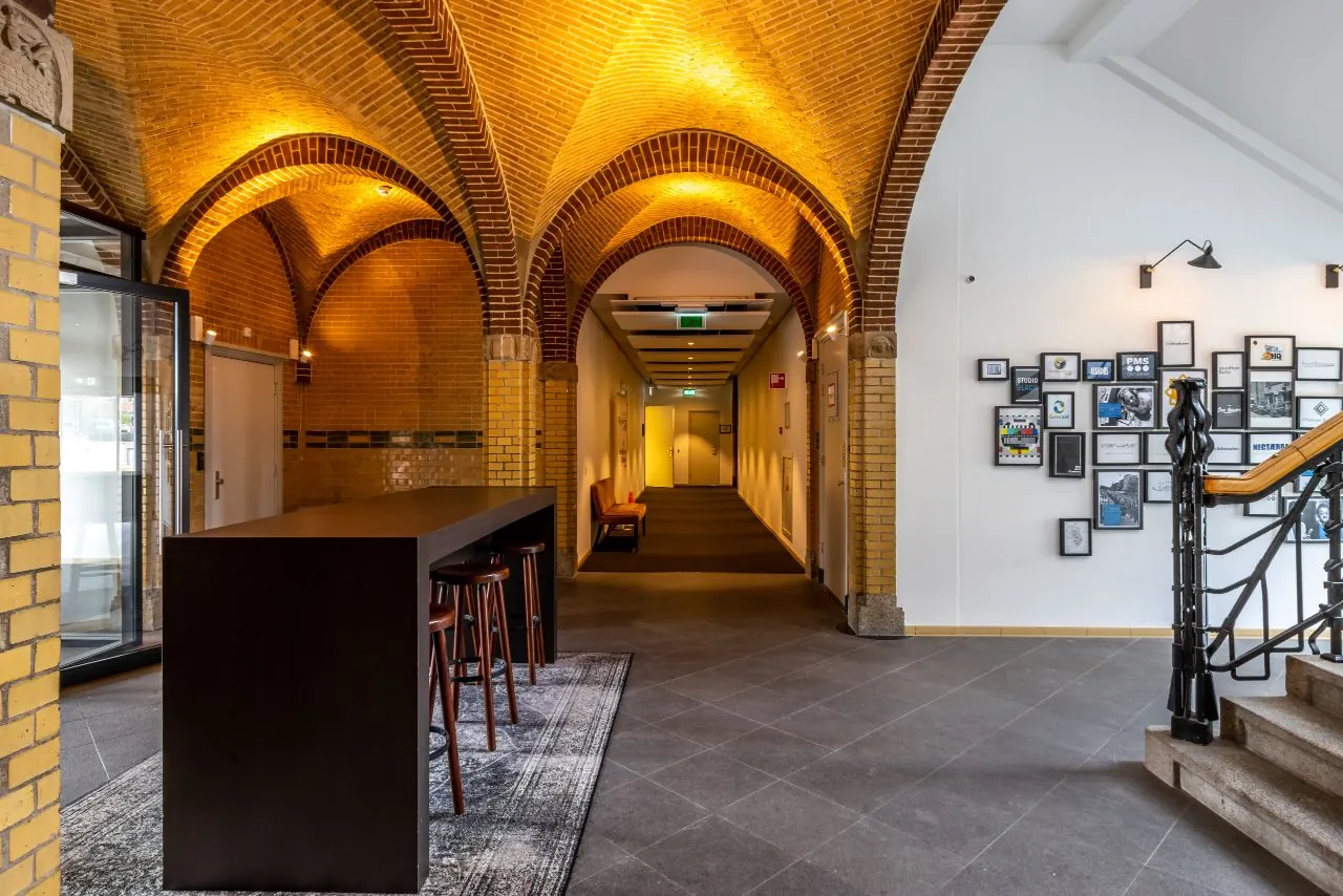 Modern ingericht interieur met hoge gewelfde bakstenen plafonds aan de Lage Naarderweg.